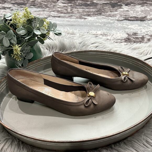 VTG Salvatore Ferragamo Boutique Women's Size 8.5 Leather Slip On Bow Almond Toe - Picture 1 of 12